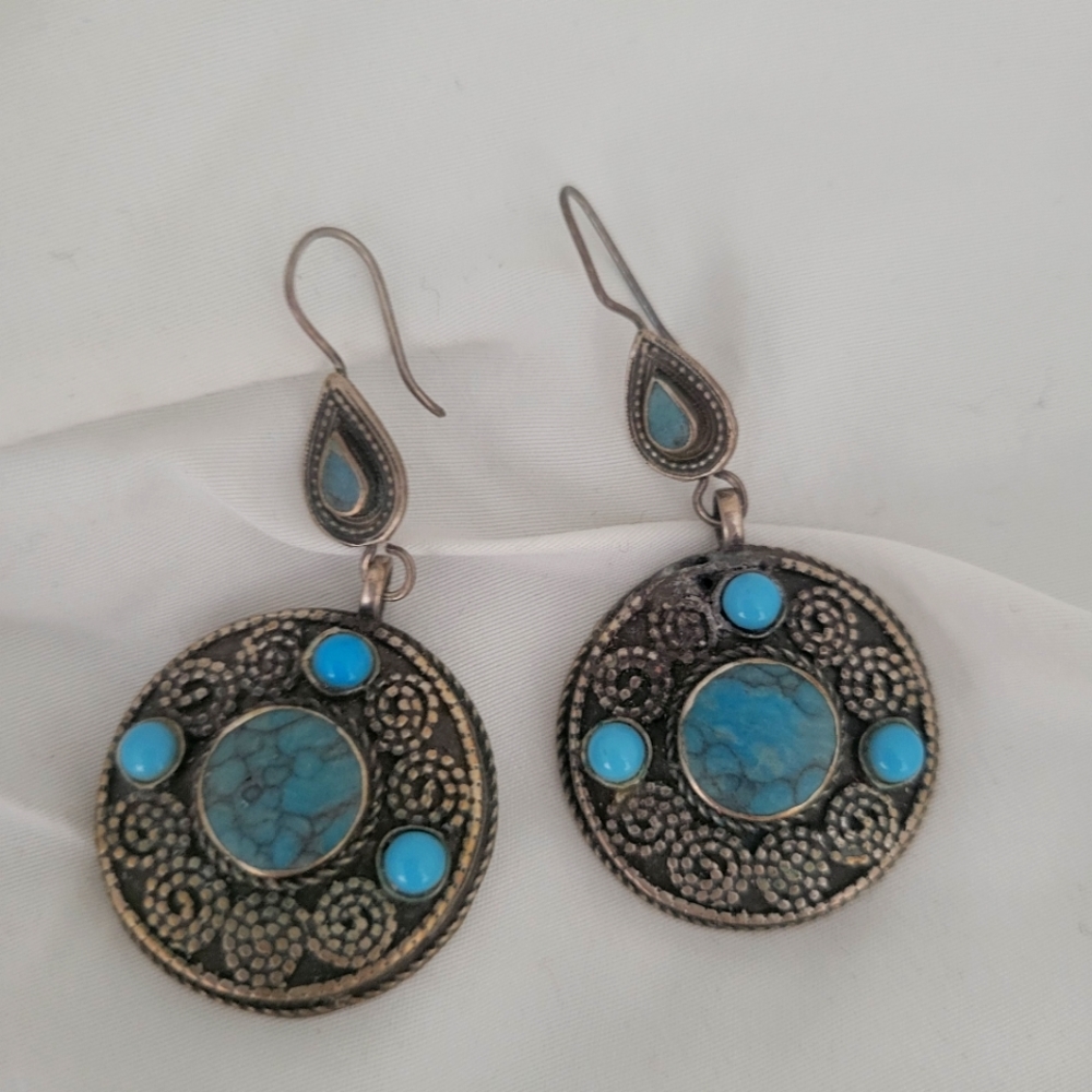 One pair of vintage silver turquoise earings